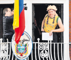 Las travesuras de Julián Assange en la embajada de Ecuador en Londres.