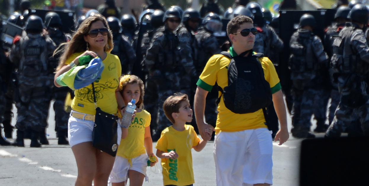 Protestas en Brasil se reanudan después de la presentación de Pitbull en la inauguración del Mundial