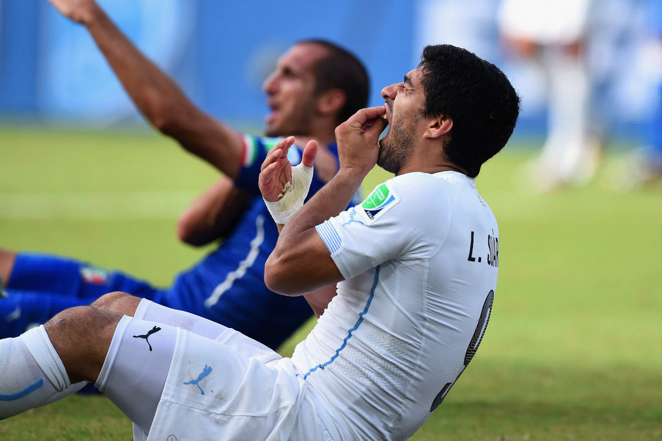 La FIFA podría sacrificar a Luis Suárez por el mordisco a Chiellini