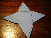 Paso 4 de 8 - <p>Recorta la <strong>pir&aacute;mide de cartulina.</strong></p>