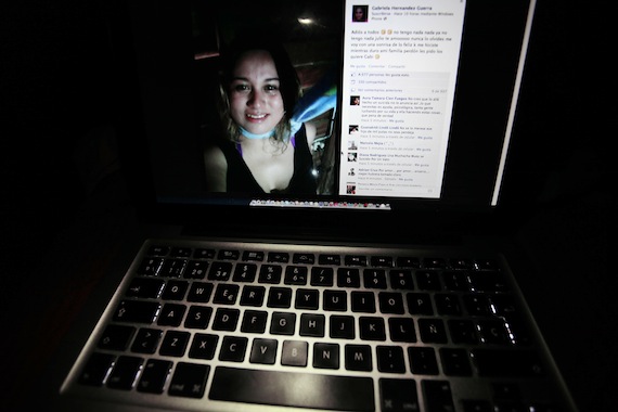 Se incrementan suicidios de jóvenes por vídeos automáticos de Facebook