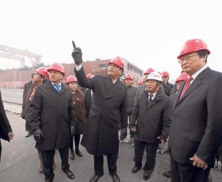 Polémica por fotografía de Correa aparentemente avistando OVNIS en su visita a China