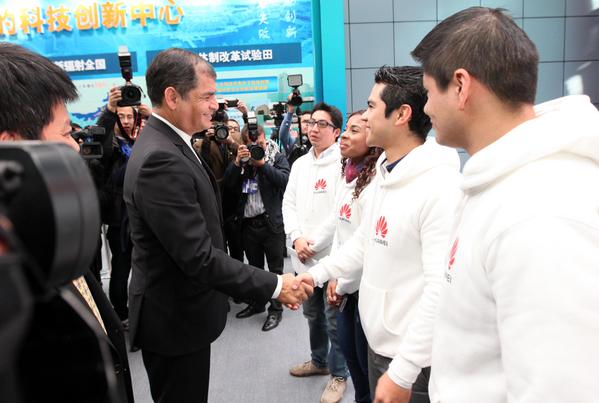 Presidente Correa aprovecha visita a China para hacer compras, esto fue lo que encontró
