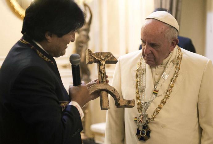 Lo que realmente representa el crucifijo que regaló Evo Morales al Papa Francisco