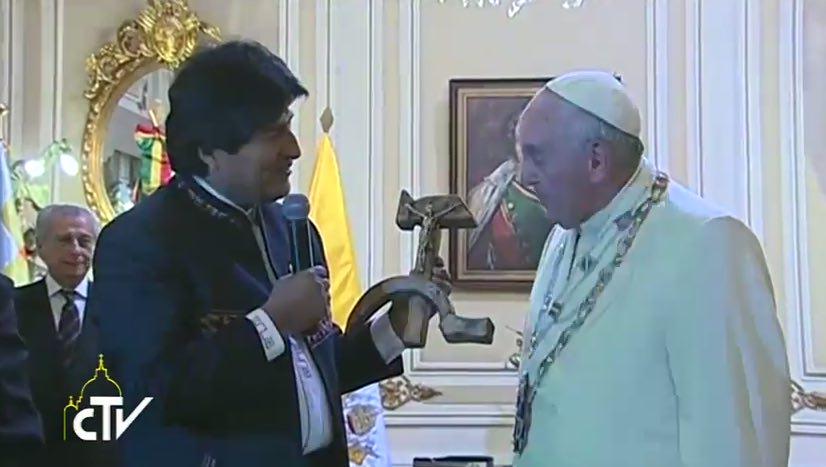 "Llega Satanás a Bolivia y Evo Morales le regala agua bendita".  — @Raidkkonen [Tweet]