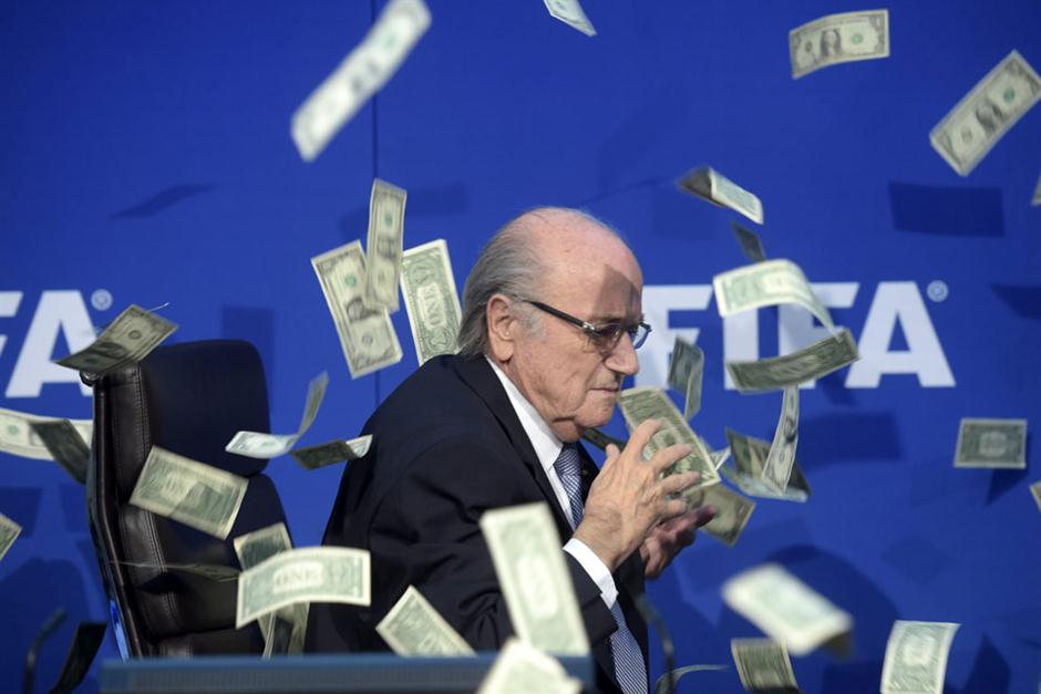 Joseph Blatter se molestó porque los billetes que le lanzaron eran falsos.