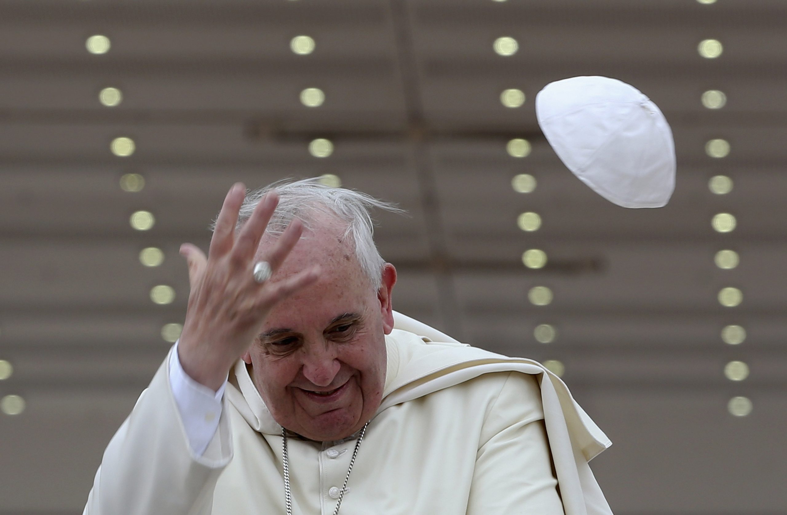 Subastan gorro del Papa Francisco que se voló en el aeropuerto de Quito.