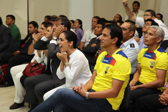 Rafael Correa: "Aunque nos eliminaron de la Copa América somos más, somos muchísimos más".