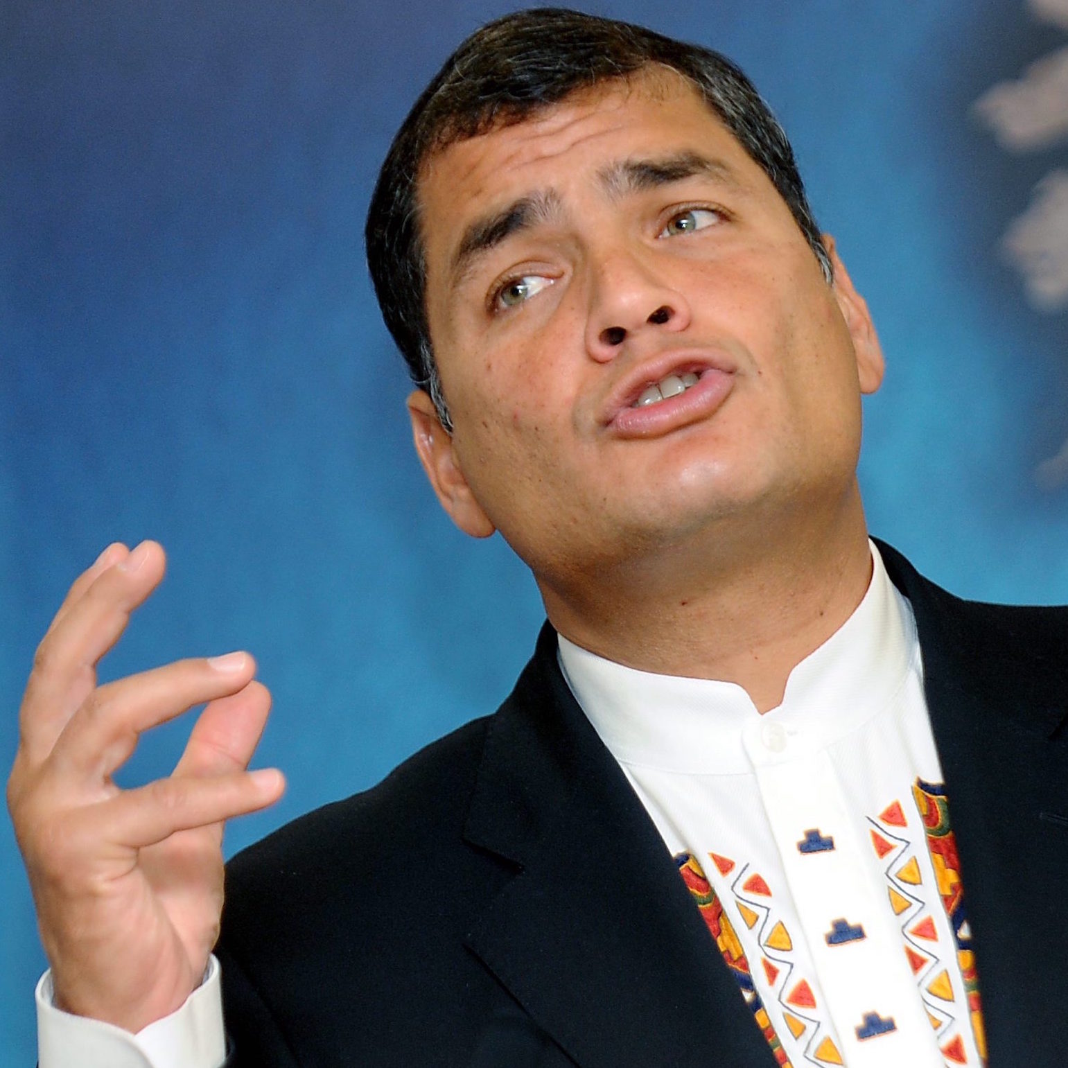 epa01911549 Ecuador President Rafael Correa gives a speech at Chatham House in central London, Britain, 27 October, 2009. Correa arrived in London to promote the proposal of paying his country USD 3 billion not to drill oil in the Amazon. EPA/ANDY RAIN