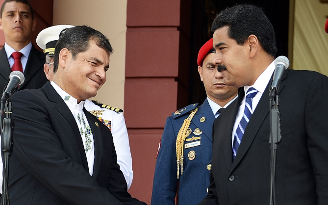 Nicolas Maduro crea el premio "Hugo Chavez de Economía" y lo entregará a Rafael Correa