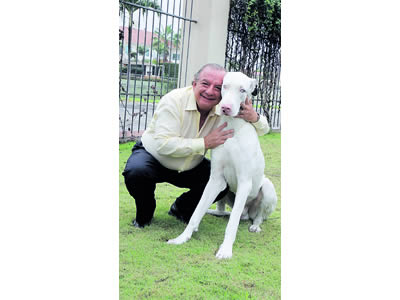 alvaro-noboa-y-goliat