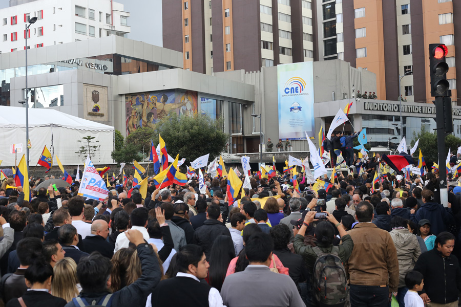 Ecuatorianos protestan frente al CNE por resultado del Oscar a la Mejor Película