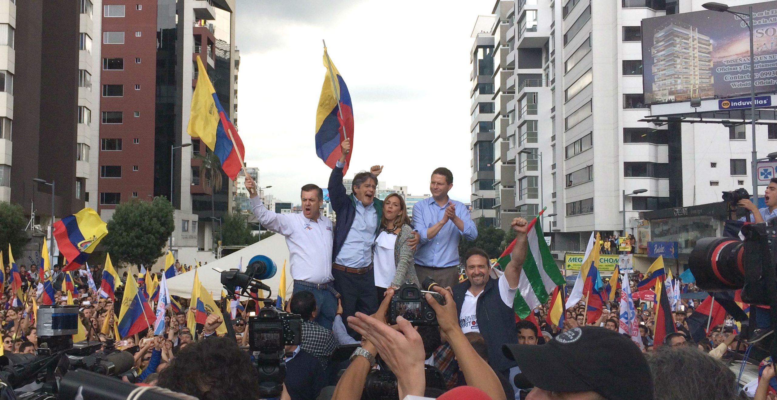 Lasso pagará horas extra a los empleados del Banco Guayaquil que protesten frente al CNE