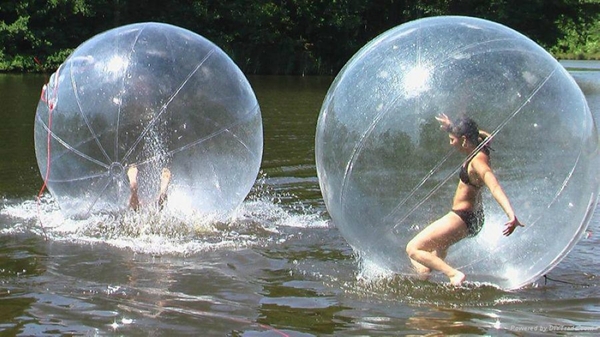 Quiteños usan 'water balls' para movilizarse por la ciudad