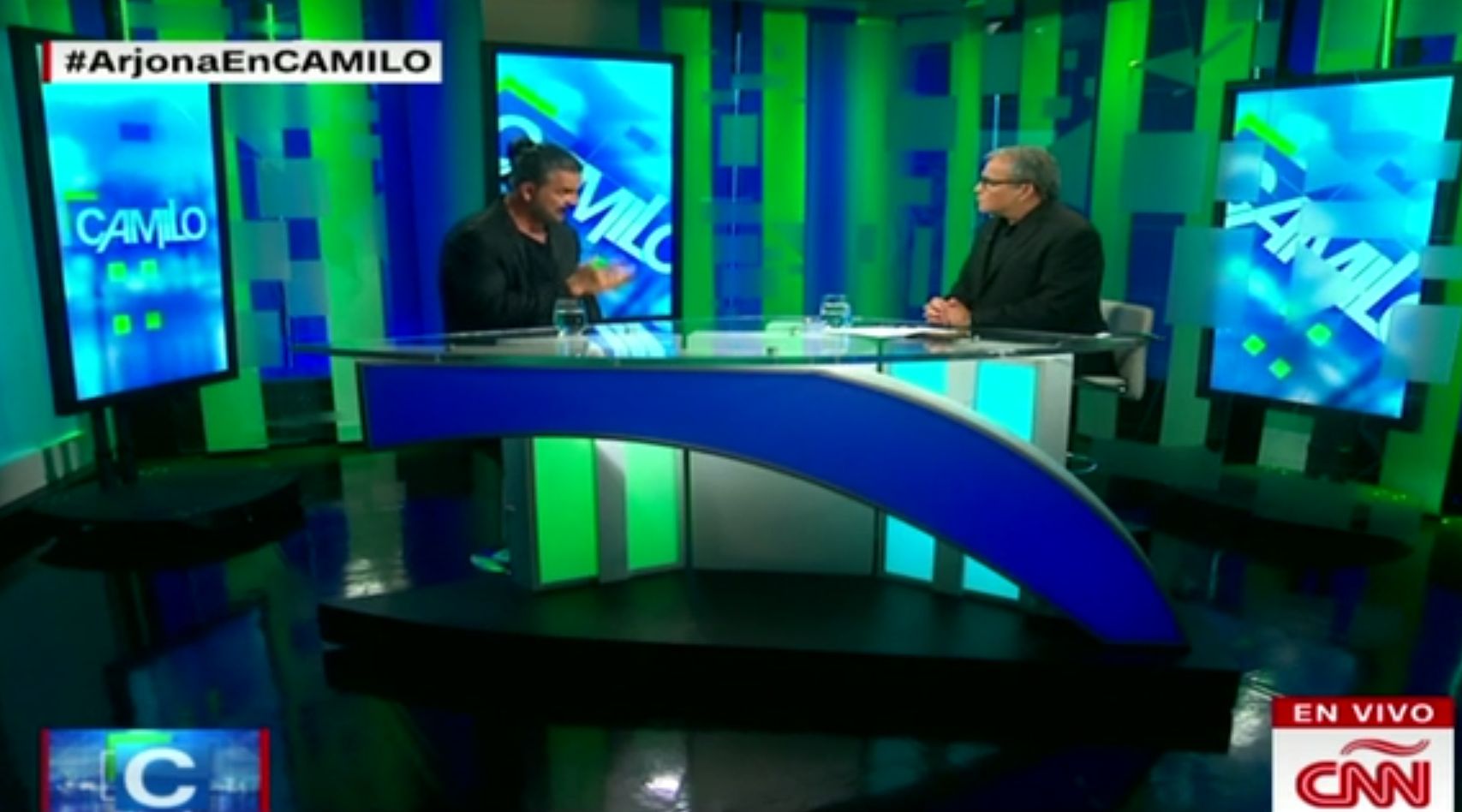 Arjona le dice a periodista de CNN que la reputación de su madre es las 6 primeras letras de esa palabra