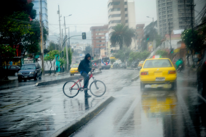Adolescente se moja por la lluvia y rompe récord del que más veces se ha bañado