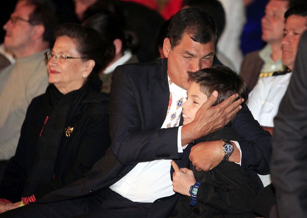 "Yo le dije que se ponga suéter, pero no hace caso" dice la madre del ex presidente sobre la neumonía de Correa