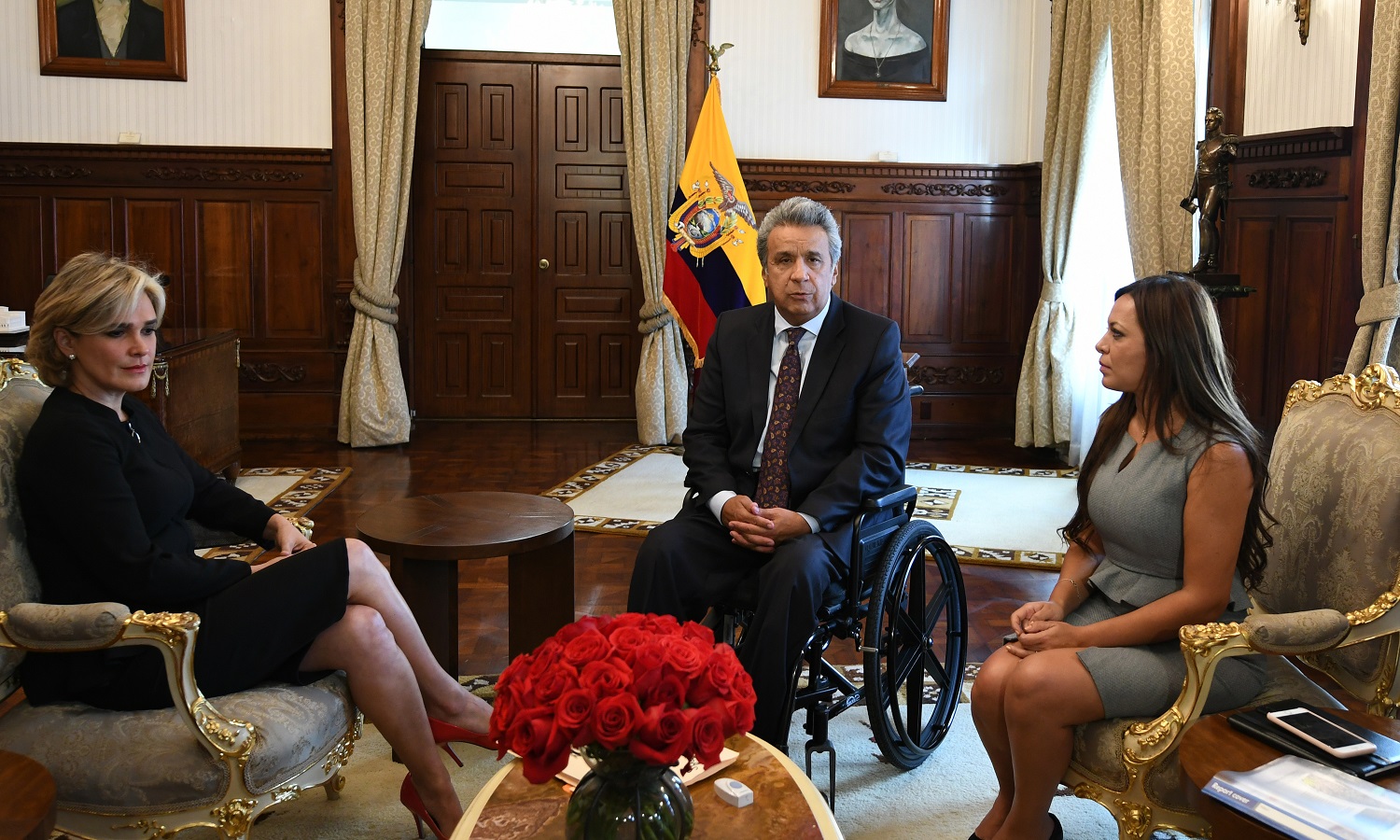 Cynthia Viteri habla de maquillaje con la primera dama