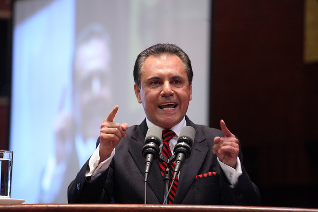 Carlos Ochoa imprime su propia Constitución y se declara presidente de la república