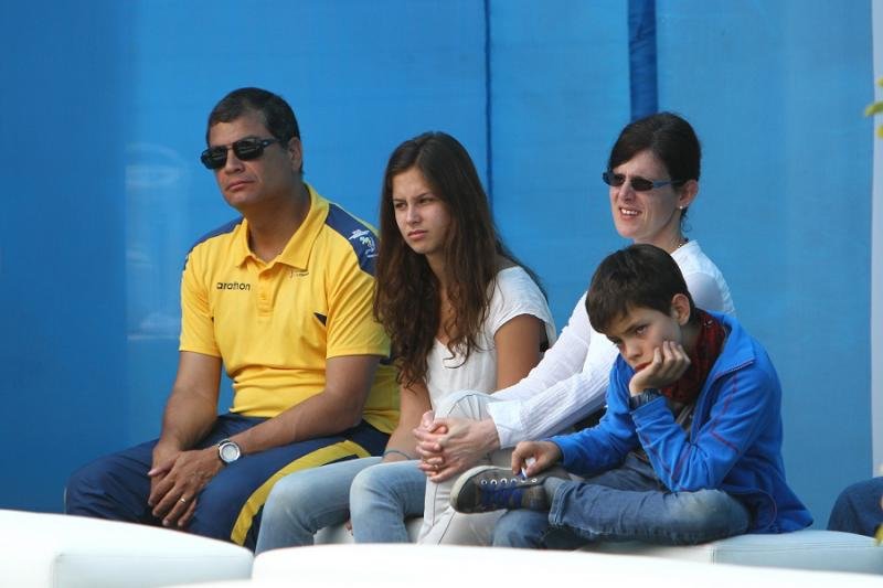 La familia de Correa lo envío a Ecuador porque ya no soportaban verlo todos los días 