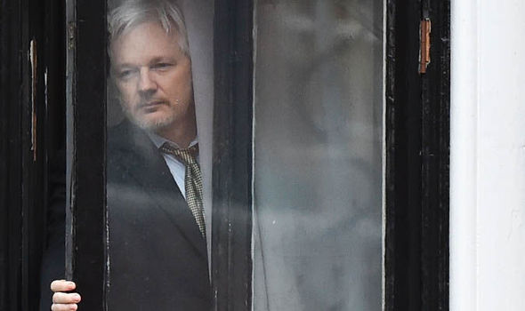 Assange promete no volver a portarse mal pero que por favor le devuelvan el Netflix