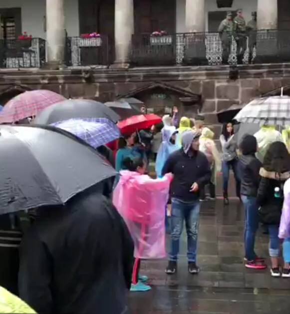 Opositores de Moreno bloquearon una vereda por media hora
