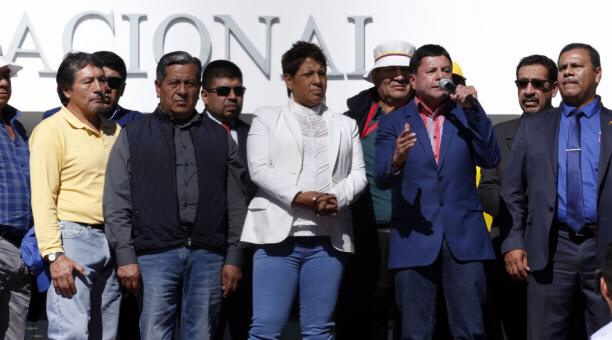 Taxistas piden a Uber y Cabify que bajen la calidad de su servicio