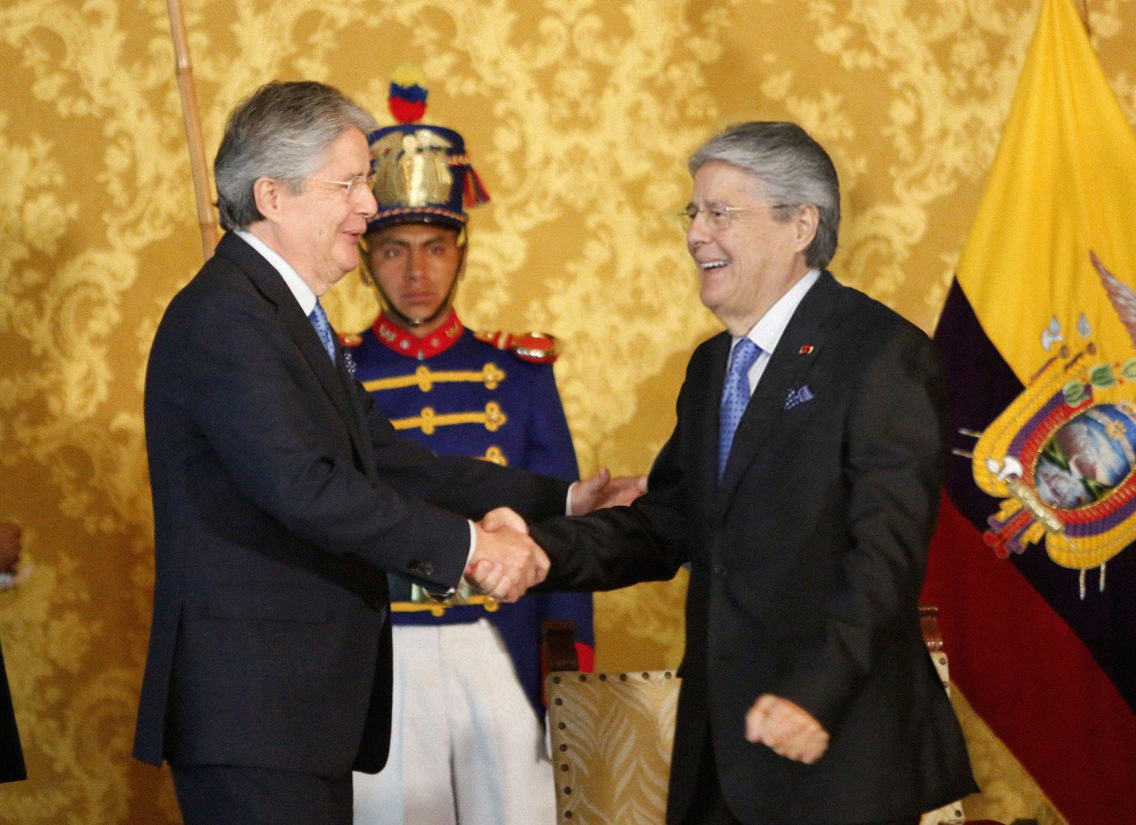 Lasso se condecora a sí mismo como el mejor presidente del Ecuador