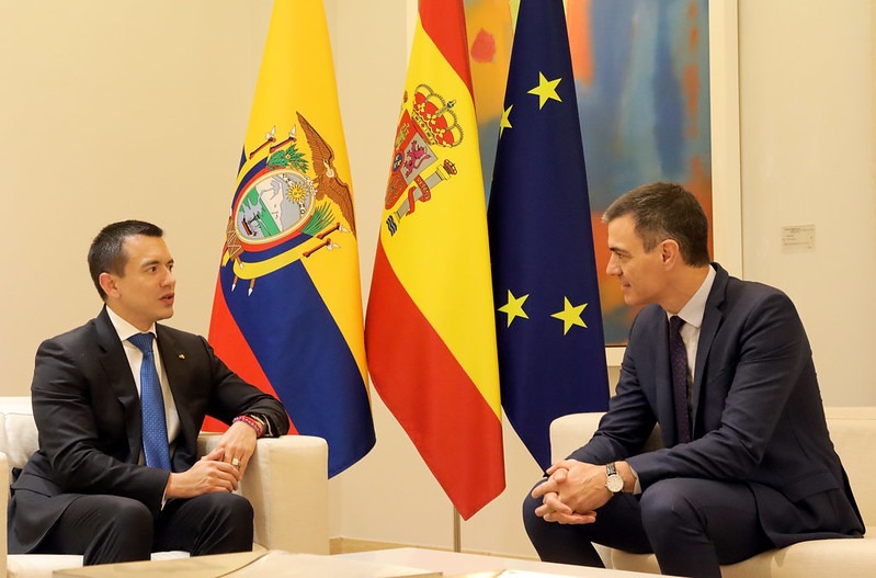 Noboa llega a España, provoca apagón masivo y asegura que una zarigüeya correísta lo persigue