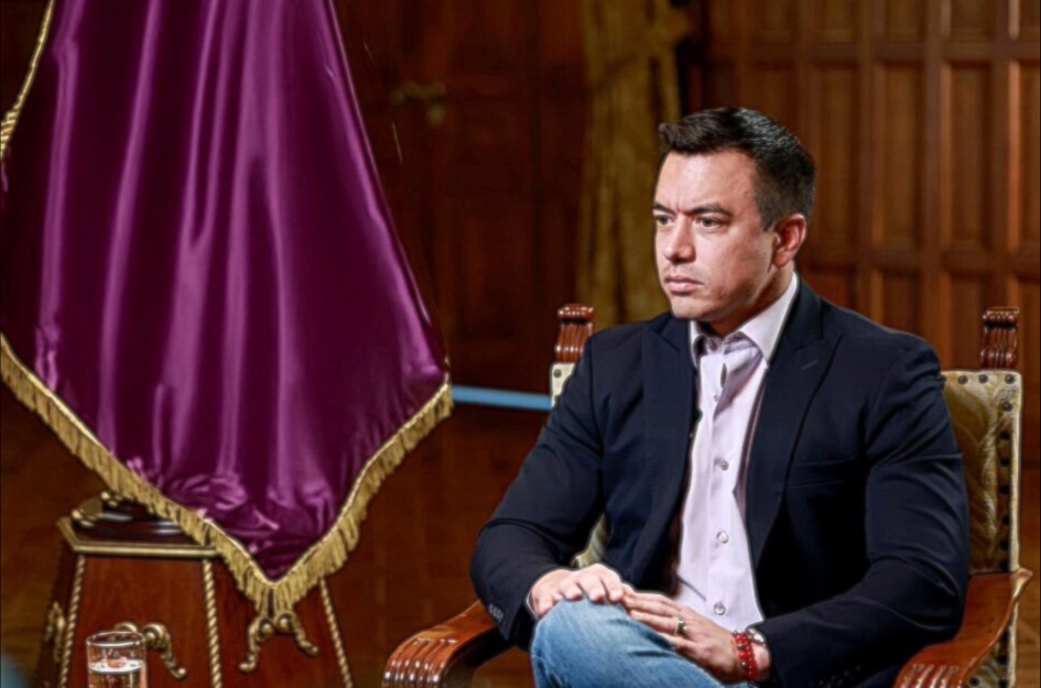 Noboa firma decreto para cambiar la bandera a morado y así distraer a la oposición de lo que realmente importa
